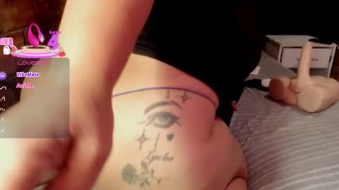 Snapshot of sofie_storm chatting on 11-28-25, 11:02 Vicky online show from 11-28-25, 11:02