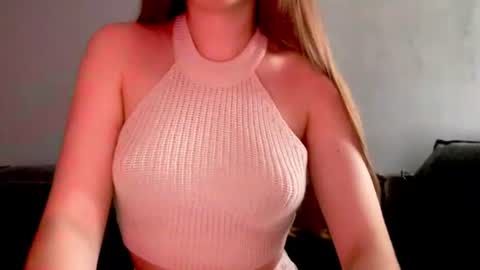 Snapshot of sofinovvak chatting on 06-14-26, 01:02 Sofi online show from 06-14-26, 01:02