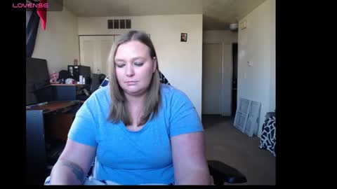 Snapshot of softerpeaches chatting on 12-06-24, 08:18 Rose online show from 12-06-24, 08:18