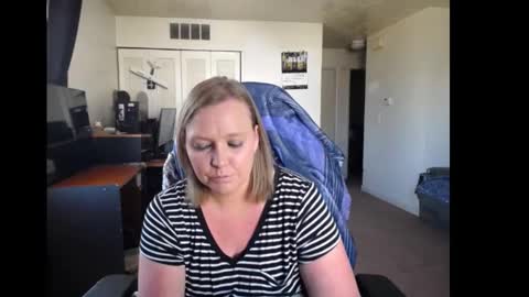 Snapshot of softerpeaches chatting on 10-06-25, 07:00 Rose online show from 10-06-25, 07:00