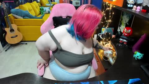 Snapshot of softie_sofy chatting on 01-29-25, 01:58 Sofie online show from 01-29-25, 01:58
