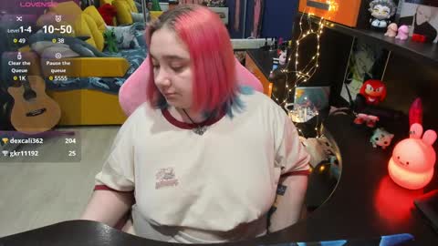 Snapshot of softie_sofy chatting on 02-14-25, 06:45 Sofie online show from 02-14-25, 06:45
