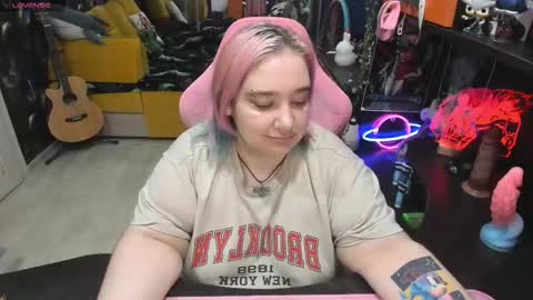 Snapshot of softie_sofy chatting on 09-10-25, 01:49 Sofie online show from 09-10-25, 01:49