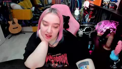 Snapshot of softie_sofy chatting on 09-19-25, 03:19 Sofie online show from 09-19-25, 03:19