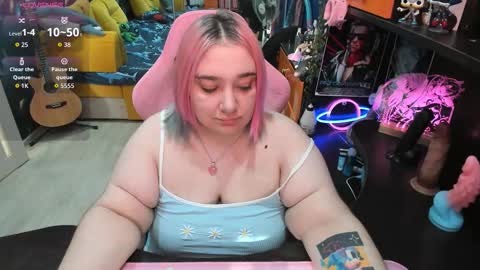 Snapshot of softie_sofy chatting on 10-11-25, 03:17 Sofie online show from 10-11-25, 03:17