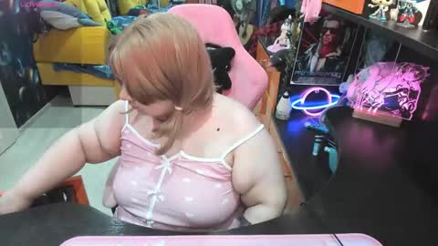 Snapshot of softie_sofy chatting on 10-17-25, 02:15 Sofie online show from 10-17-25, 02:15