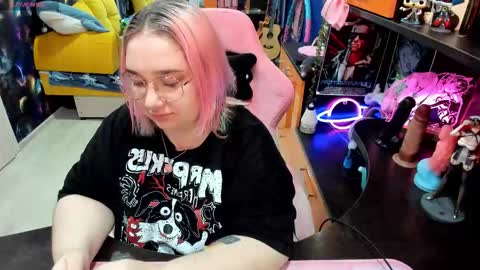Snapshot of softie_sofy chatting on 10-19-25, 02:01 Sofie online show from 10-19-25, 02:01