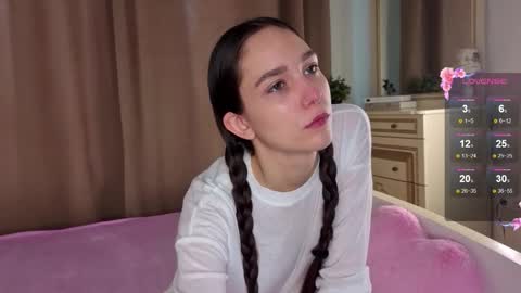 Snapshot of softiedream chatting on 10-19-25, 06:36 Elly online show from 10-19-25, 06:36