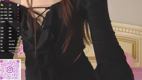 Snapshot of softiedream chatting on 10-25-25, 07:27 Elly online show from 10-25-25, 07:27