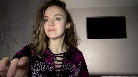 Snapshot of softly_jane chatting on 10-23-25, 06:28 softly_jane online show from 10-23-25, 06:28