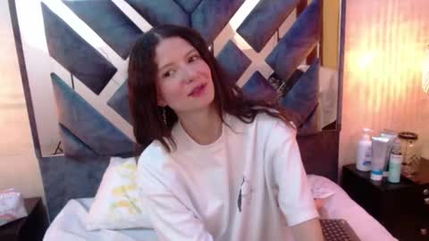 Snapshot of sofy_bonnet chatting on 02-18-26, 12:23 online show from 02-18-26, 12:23