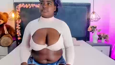 Snapshot of sofy_browwn chatting on 03-12-26, 02:01 Sofy online show from 03-12-26, 02:01