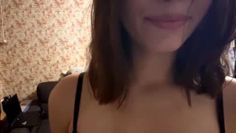 Snapshot of somerfrieler chatting on 09-29-25, 04:34 Hello My name is Jane im new model here and little but shy but curious. online show from 09-29-25, 04:34