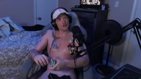 Snapshot of somethinqfunny chatting on 12-02-24, 03:47 Lover Boi online show from 12-02-24, 03:47