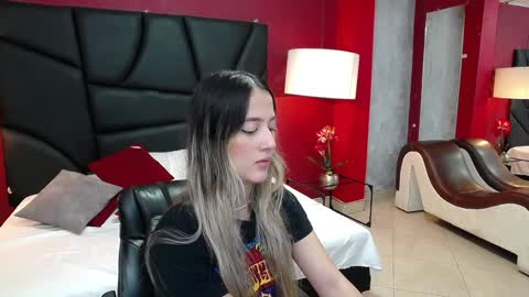 Snapshot of sophia_loreenn chatting on 01-15-25, 02:13 Sofia online show from 01-15-25, 02:13