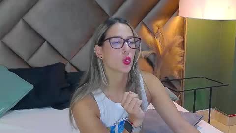 Snapshot of sophia_loreenn chatting on 09-14-25, 03:11 Sofia online show from 09-14-25, 03:11