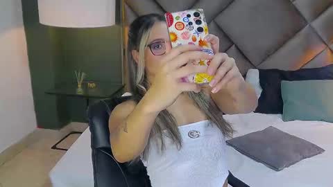 Snapshot of sophia_loreenn chatting on 09-20-25, 03:02 Sofia online show from 09-20-25, 03:02