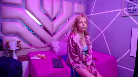 Snapshot of sophia_ny chatting on 02-18-25, 02:16 SOPHIA online show from 02-18-25, 02:16