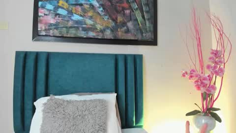 sophiacolliins online show from 10-13-25, 12:16