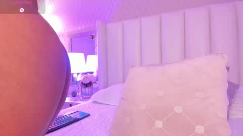 SophiaSmiths online show from 11-21-25, 11:25