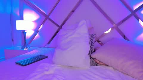 SophiaSmiths online show from 04-19-26, 08:24