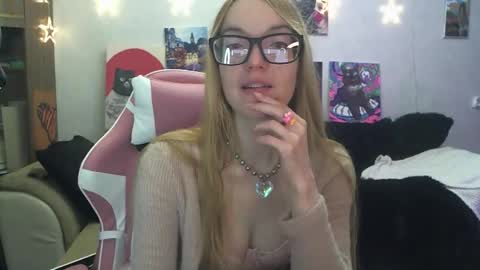 Snapshot of sophiasonata chatting on 12-13-25, 07:53 SophiaSonata online show from 12-13-25, 07:53