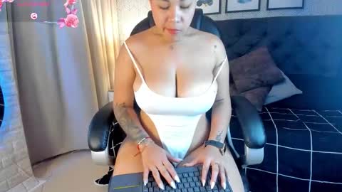 Snapshot of sophie__blare chatting on 11-27-25, 07:16 sophie__blare online show from 11-27-25, 07:16