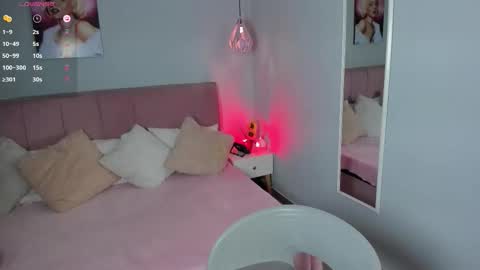 Snapshot of sophie_alice chatting on 09-24-25, 12:41 Alice online show from 09-24-25, 12:41