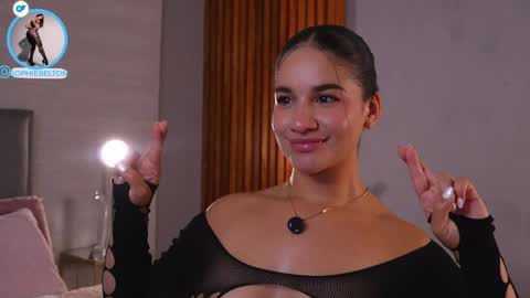 Snapshot of sophie_belton chatting on 05-21-26, 11:23 sofia online show from 05-21-26, 11:23