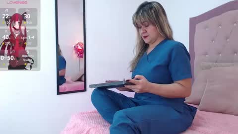 Snapshot of sophie_benett chatting on 09-15-25, 08:42 Sophie online show from 09-15-25, 08:42