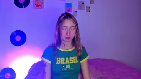 Snapshot of sophie_collins13 chatting on 01-10-26, 06:26 Sophie online show from 01-10-26, 06:26