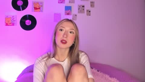 Snapshot of sophie_collins13 chatting on 02-06-26, 07:02 Sophie online show from 02-06-26, 07:02