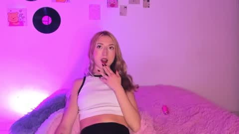 Snapshot of sophie_collins13 chatting on 02-19-26, 06:53 Sophie online show from 02-19-26, 06:53