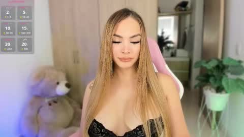 Snapshot of sophiehoney_ts chatting on 10-13-25, 01:44 SAMANTHA online show from 10-13-25, 01:44