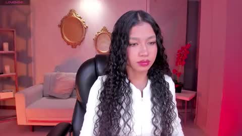 Snapshot of sophiehouston_ chatting on 11-12-25, 04:13 Sophie Houston online show from 11-12-25, 04:13