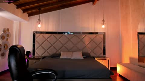 Sophie Houston online show from 04-20-26, 04:04