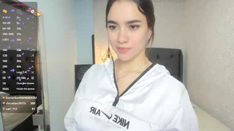Snapshot of sophiemeyer chatting on 02-11-25, 06:33 Sophie online show from 02-11-25, 06:33