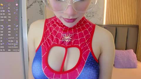 Snapshot of sophiemeyer chatting on 10-09-25, 12:47 Sophie online show from 10-09-25, 12:47