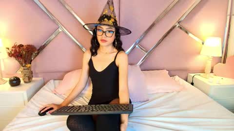 Snapshot of sophievelle chatting on 10-10-25, 01:10 sophievelle online show from 10-10-25, 01:10