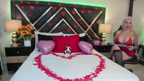 Snapshot of sophiewinslow chatting on 02-14-25, 12:57 SophieWinslow online show from 02-14-25, 12:57