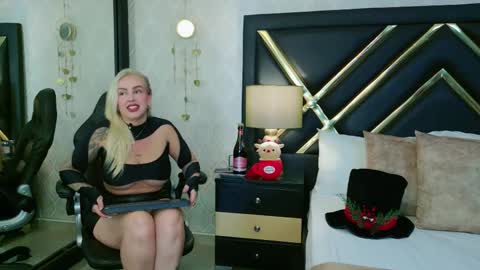 Snapshot of sophiewinslow chatting on 11-07-25, 01:44 SophieWinslow online show from 11-07-25, 01:44