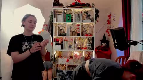 Snapshot of sova_energy chatting on 11-04-25, 01:43 Leah online show from 11-04-25, 01:43