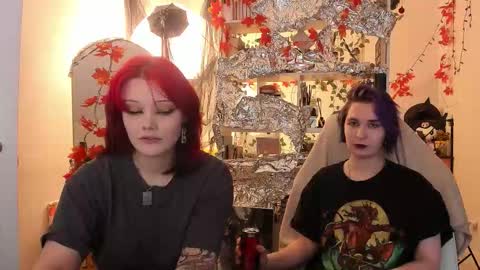 Snapshot of sova_energy chatting on 11-28-25, 10:23 Leah online show from 11-28-25, 10:23