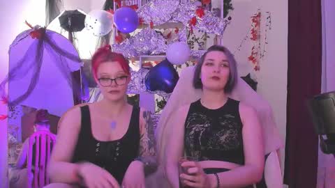 Snapshot of sova_energy chatting on 12-15-25, 04:22 Leah online show from 12-15-25, 04:22