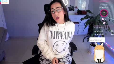 Snapshot of soyabby_ chatting on 01-10-25, 10:46 Luisa online show from 01-10-25, 10:46