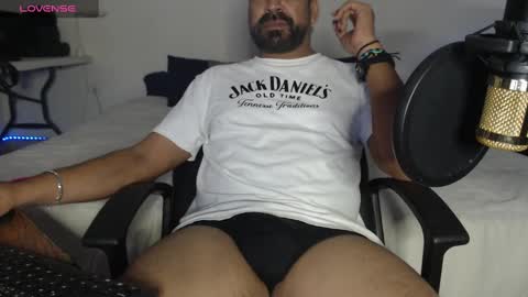 Snapshot of soyelcarlitos chatting on 12-17-24, 04:34 El Carlitos online show from 12-17-24, 04:34