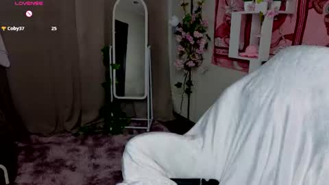 Snapshot of sparky_fox chatting on 07-25-26, 12:20 Nika online show from 07-25-26, 12:20