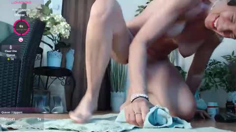 Snapshot of squirtmanica chatting on 05-01-26, 05:12 Monica online show from 05-01-26, 05:12