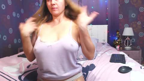 Snapshot of squirtyjess chatting on 12-25-24, 06:52 just Jess online show from 12-25-24, 06:52