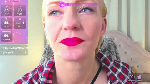 Snapshot of squirtymom chatting on 12-02-24, 08:33 Alisa online show from 12-02-24, 08:33